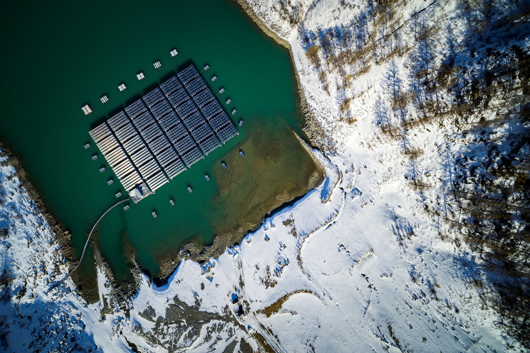 Entre les mois de décembre et mars, le lac des Toules se vide et le parc solaire se dépose au sol © Romande Energie
