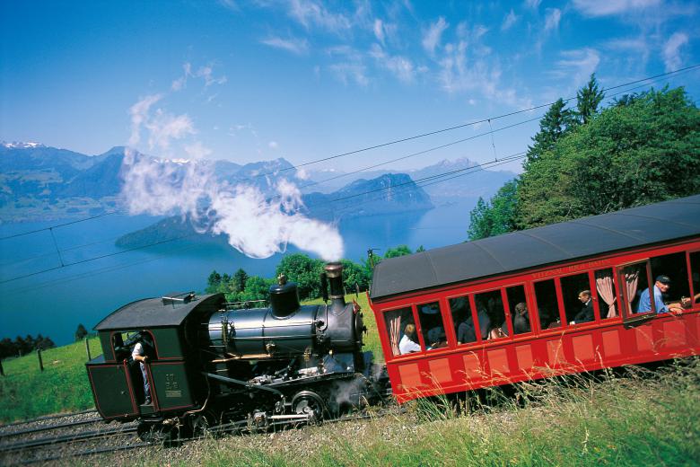 El primer tren de montaña de Europa: el tren de cremallera desde Vitznau al Rigi © Rigi Bahnen AG