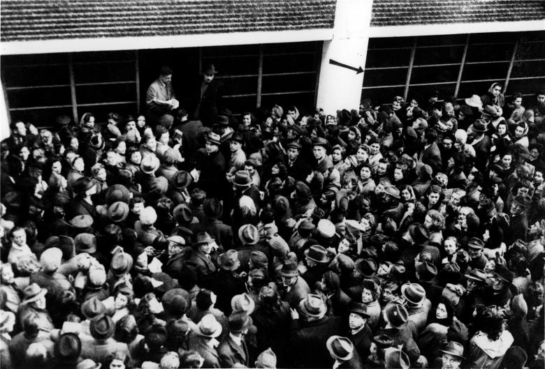 “Judíos angustiados piden salvo conductos, octubre/noviembre de 1944 en Budapest.” © Archivos de historia contemporánea, ETH Zúrich / Agnes Hirschi