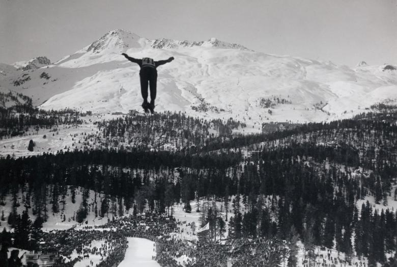 Prova di salto con gli sci ai Giochi olimpici del 1948 a St. Moritz © http://blogstmoritz2017.tumblr.com/post/156123455358/einst-und-jetzt-teil-1