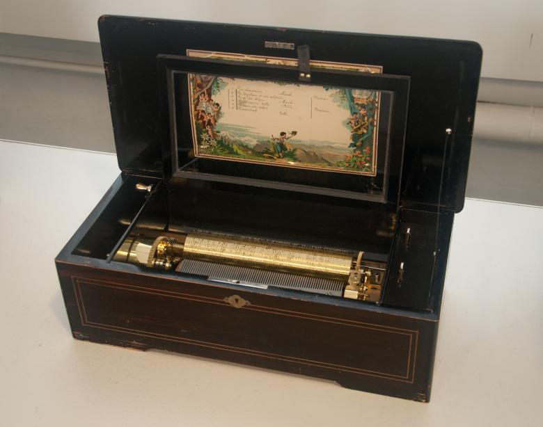 Una scatola musicale a cilindro al Museo CIMA © T. Tissot