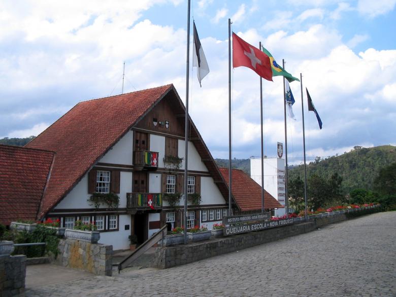La Casa Suiza de Nova Friburgo, inaugurada el 1 de agosto de 1987, es un monumento conmemorativo de la primera comunidad suiza en la ciudad donde se realizan talleres de elaboración de queso y chocolate 