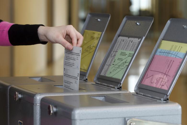  Uma pessoa votando na Suíça. © FDFA, Presença Suíça   