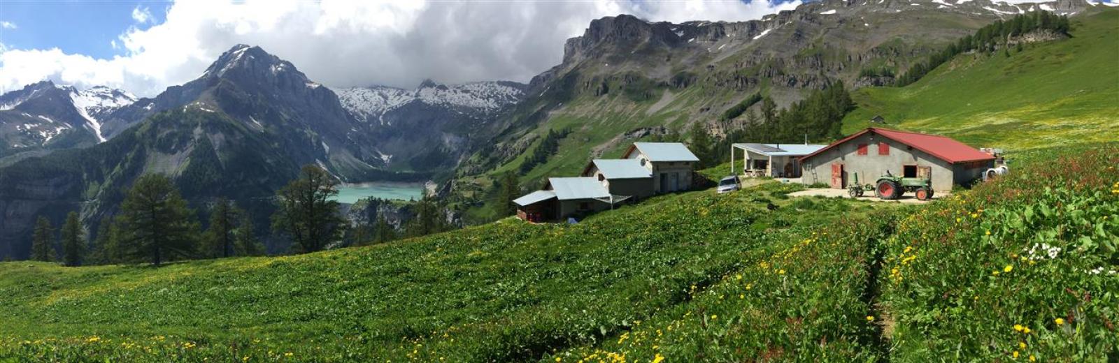 El ‘alpage’ de la familia Muldry se encuentra sobre la Represa de Rawyl y el Lago Zeuzier cerca de Anzère en el cantón de Valais