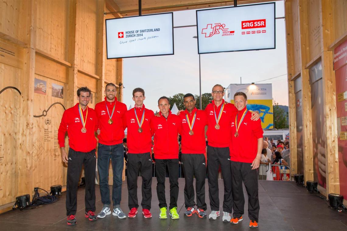 Gli atleti medagliati svizzeri in posa alla House of Switzerland