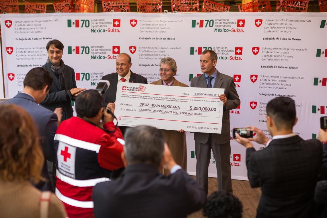 Consegna di un assegno di 250 000 pesos alla Croce Rossa messicana