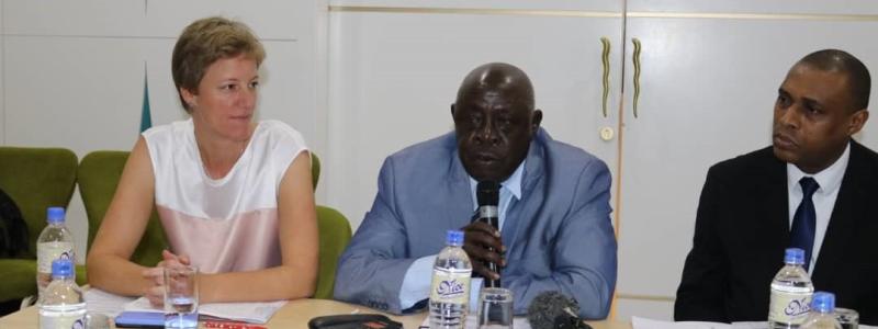 Holliger Joane (asesora en seguridad humana), Richard Mulla (exministro de Relaciones Exteriores) y Maurice Mboula lideran un seminario sobre federalismo para jóvenes, mujeres y líderes tradicionales en Juba (2019)