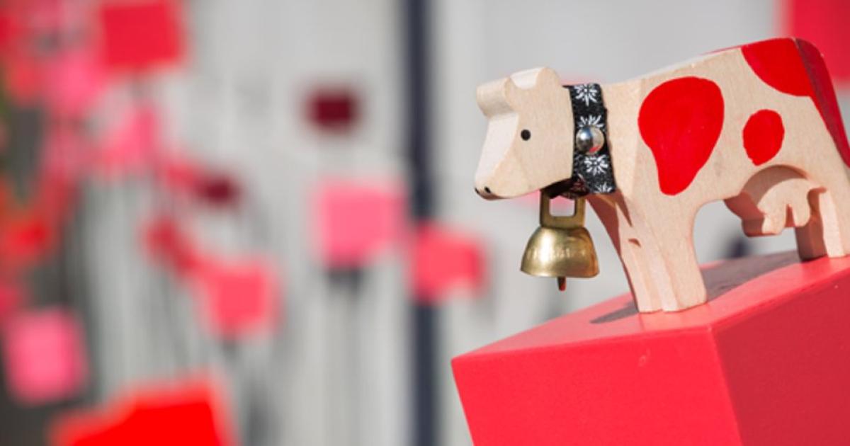 La petite vache en bois, histoire d'un jouet suisse iconique