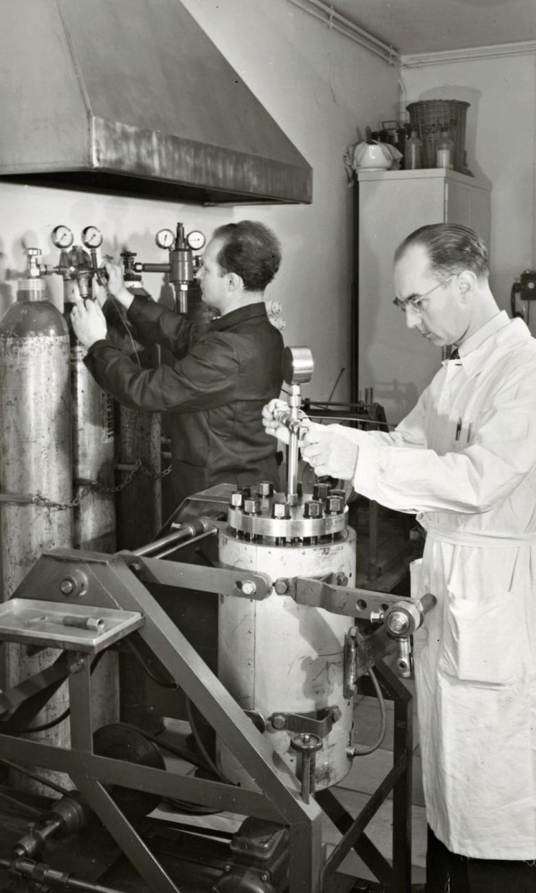 Albert Hofmann con il suo collaboratore W. Bischoff nel laboratorio di idrogenazione, 1945 circa © archivio d’impresa di Novartis SA