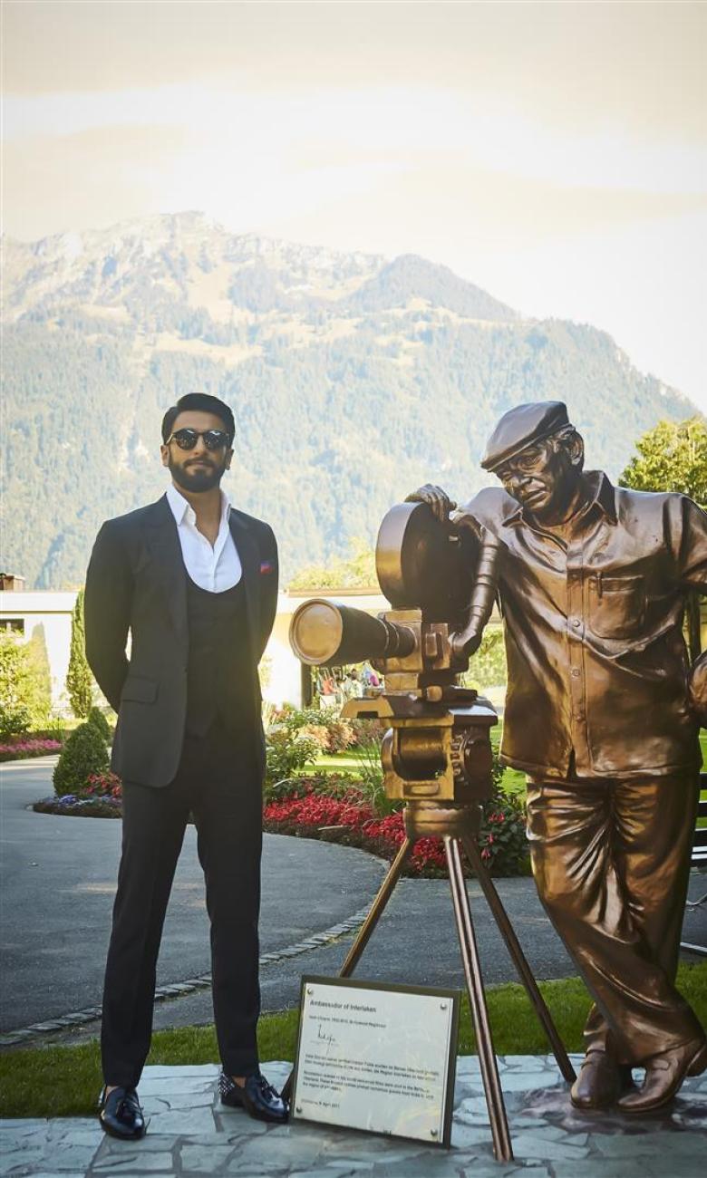 The sculpture of Yash Chopra, famous Bollywood producer and ambassador of Interlaken, together with Ranveer Singh, actual Bollywood star and ambassador of Switzerland Tourism. © Interlaken Tourism