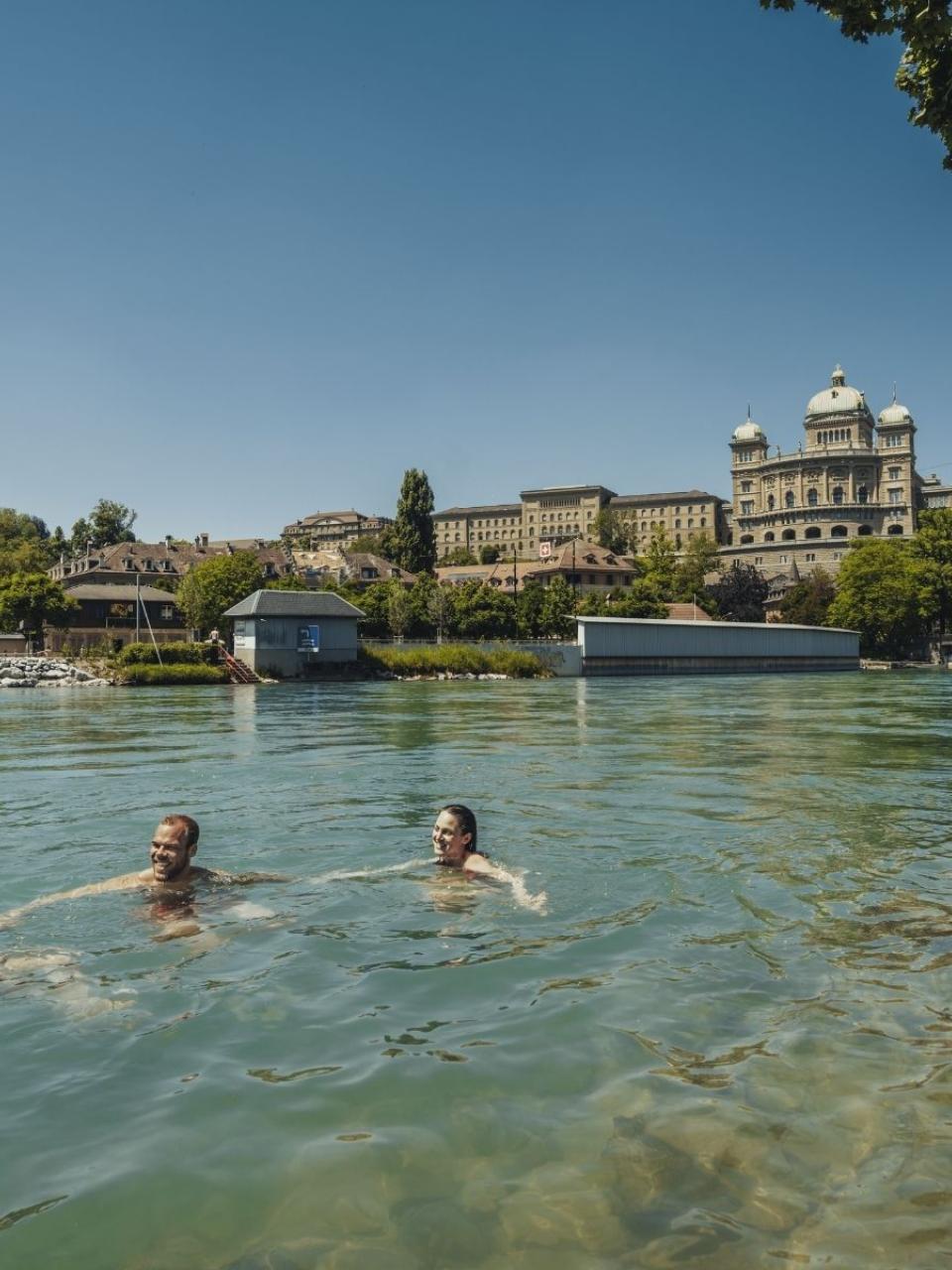 Nadando na Aare, Berna