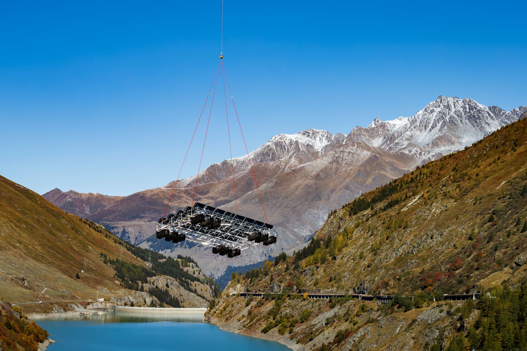 Nach der Montage wird die Struktur per Helikopter auf dem Lac des Toules abgesetzt © Romande Energie