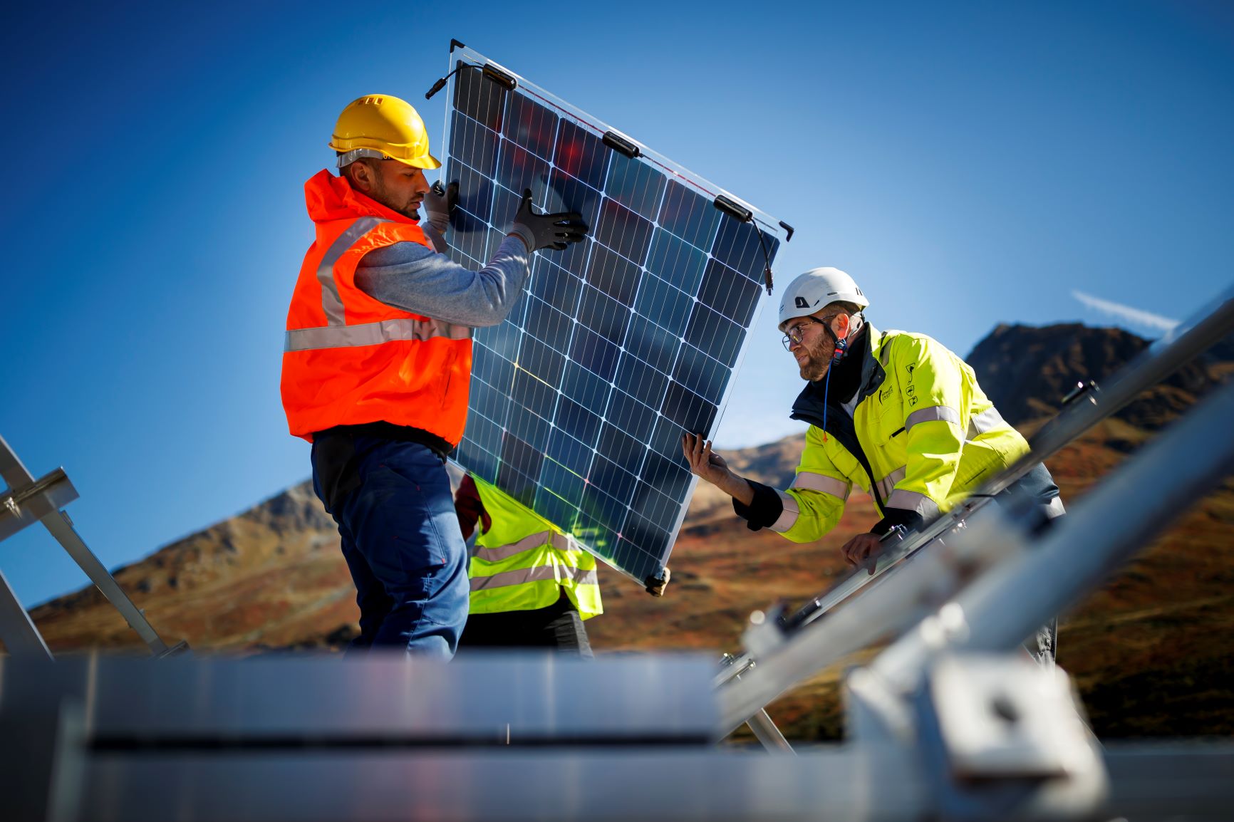 The solar panels are two-sided. As energy is generated, they heat up and melt away the snow landing on them © Romande Energie