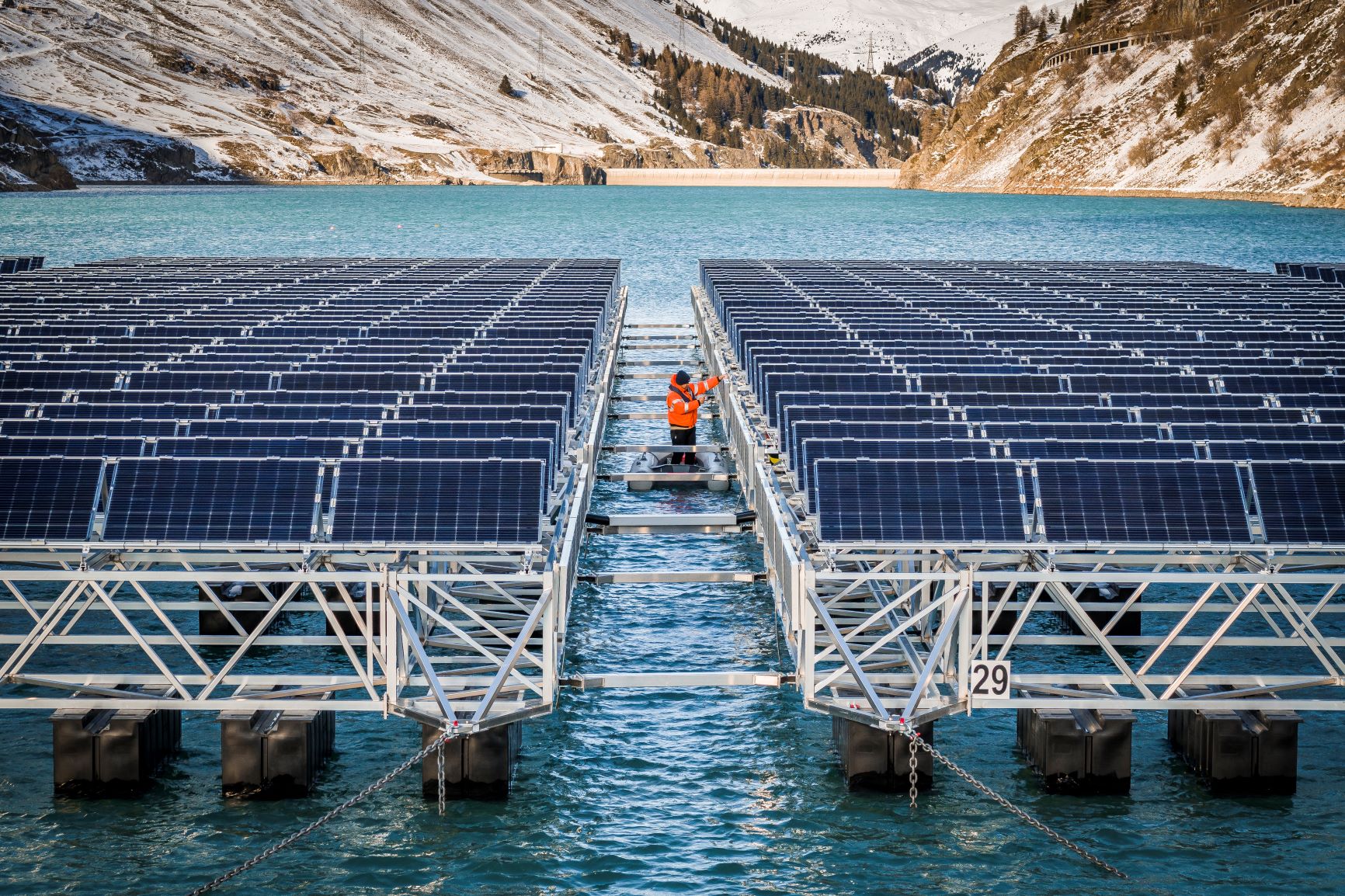 Le parc solaire du lac des Toules ne perturbe pas la faune et la flore lacustres car étant un lac de barrage qui se vide en hiver, la faune et la flore aquatique n'a pas le temps de s'y développer © Romande Energie