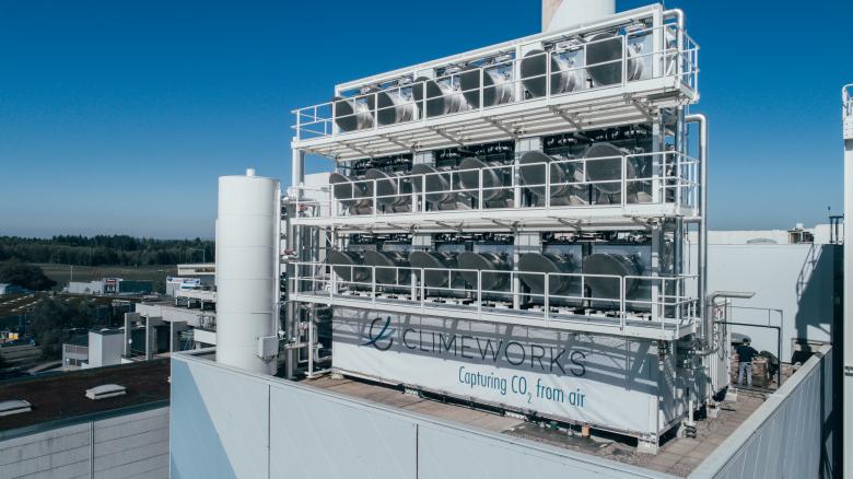 Eighteen CO2 sensors have been mounted onto the roof of the waste incinerator plant in Hinwil in the canton of Zurich. Since they were installed in 2017, 900 tonnes of CO2 have been absorbed – the emissions equivalent of around 30 households. Photo by Julia Dunlop