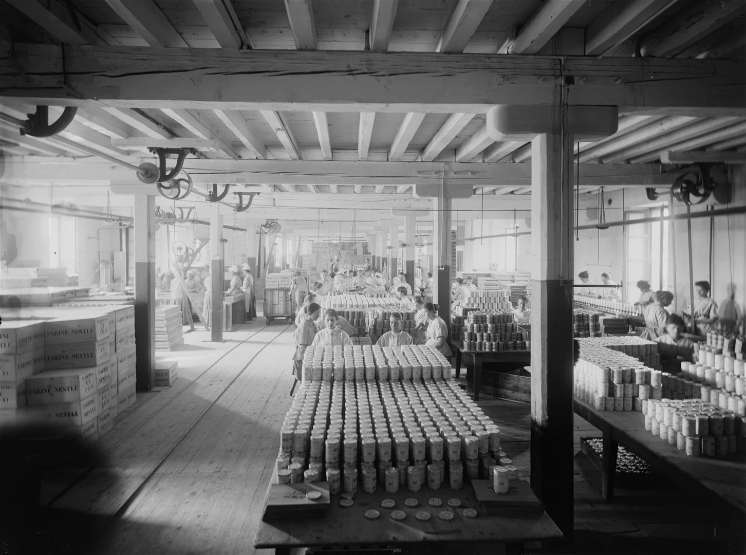 Production de masse: les ouvrières remplissent les boîtes de farine lactée. 