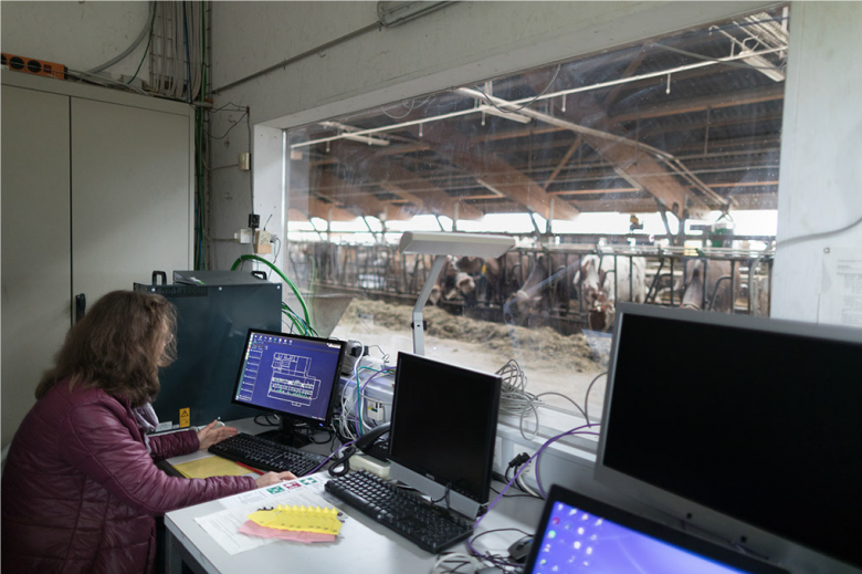 La ricercatrice di Agroscope Christina Umstätter osserva i dati raccolti in tutta la fattoria. ©KEYSTONE Gaëtan Bally