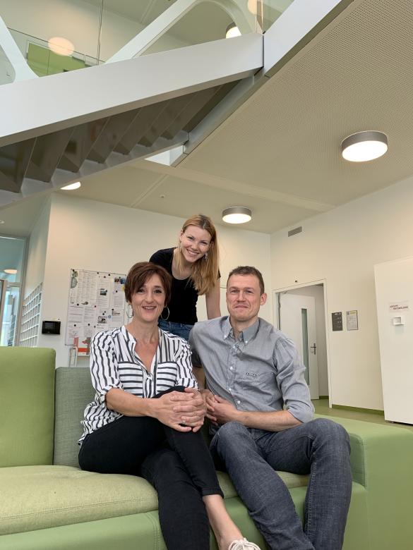 Olga Dubey and her team are perfecting AgroShelf+, a product that prevents fruit and vegetables from rotting, thanks to the expertise of Katia Gindro and Sylvain Schnee – in the foreground. © Agroscope 