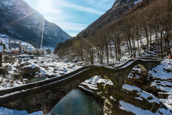 Le pont des sauts, qui traverse la rivière Verzasca