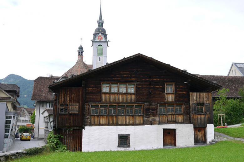 Das Haus «Bethlehem» in Schwyz ist das ältestes Holzhaus Europas. Das Holz dafür stammt sehr wahrscheinlich aus einem der damals umliegenden Wäldern.
