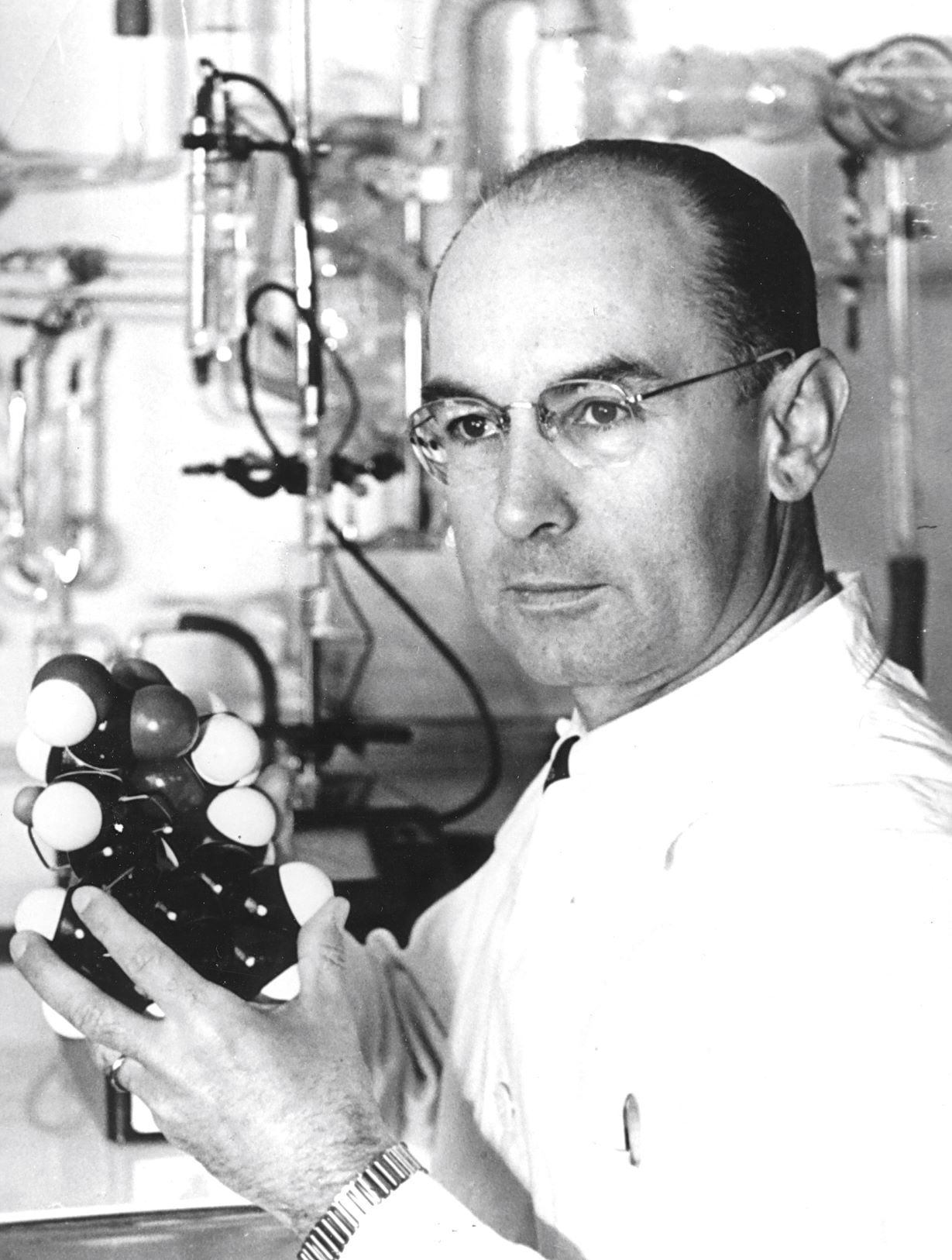 Albert Hofmann with a model of the LSD molecule in 1943 © Novartis corporate archive