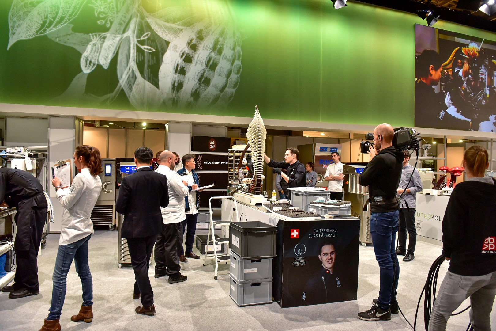 Elias working on his main showpiece surrounded by jury members and camera operators