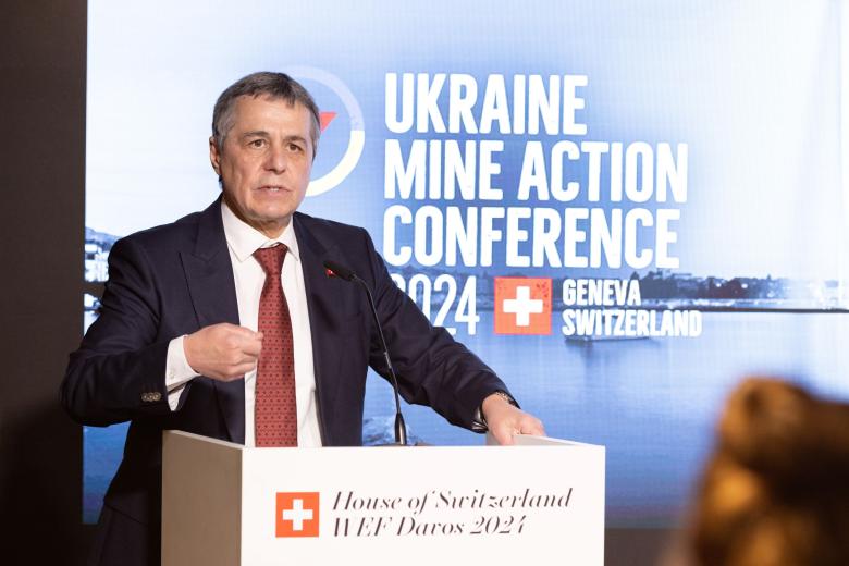 The House of Switzerland in Davos is a venue for events that reflect Swiss foreign policy. In 2024, for example, it hosted an event to raise awareness of humanitarian demining support in Ukraine. © FDFA, Presence Switzerland