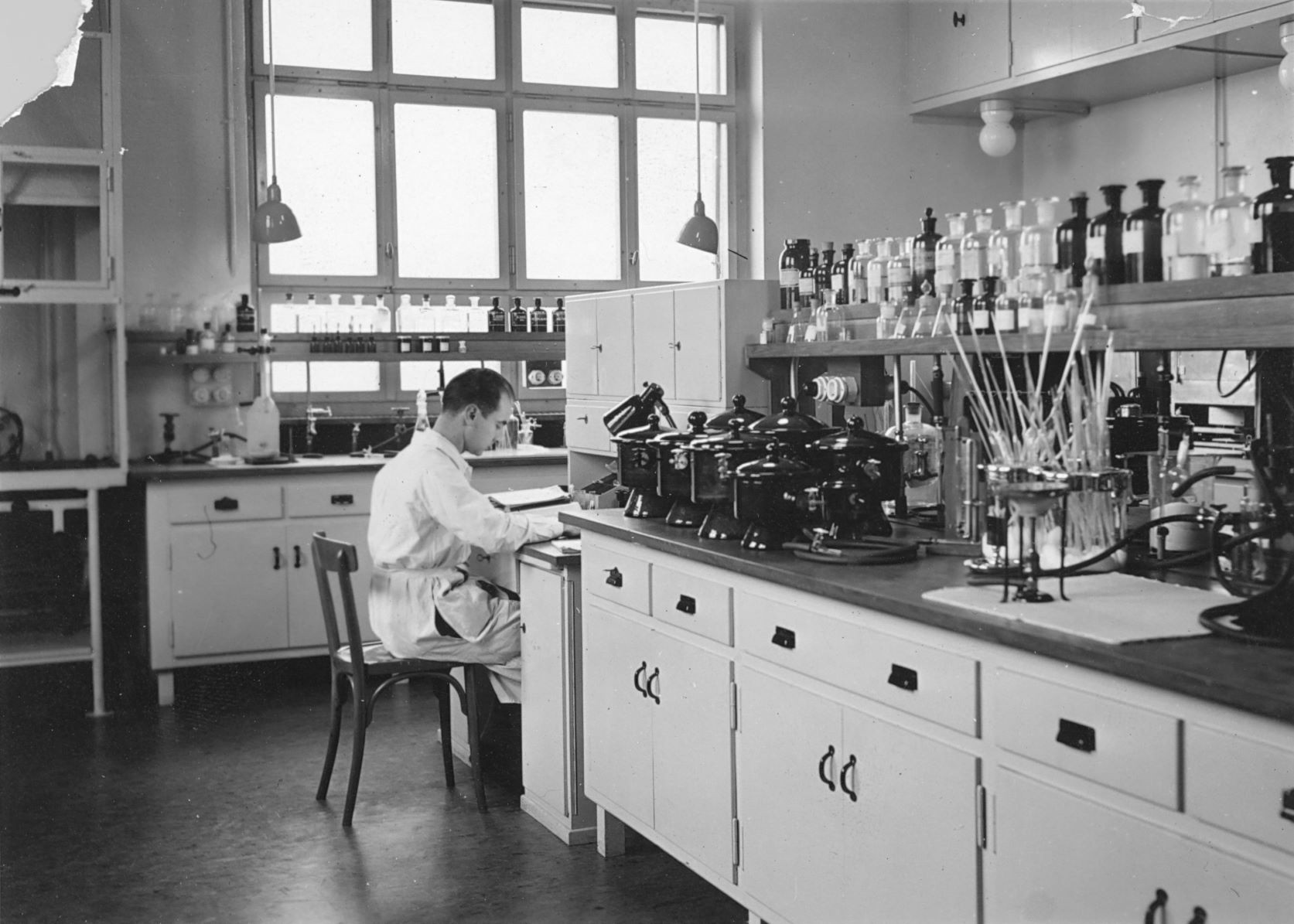 Albert Hofmann in seinem Labor © Firmenarchiv der Novartis AG