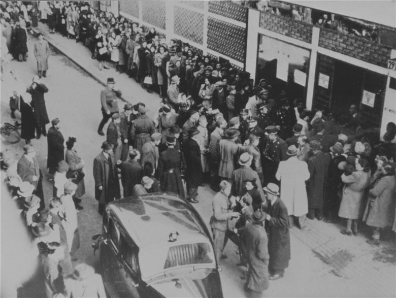 Ebrei in cerca di protezione davanti alla Glashaus © Archivio di storia contemporanea del PFZ / Agnes Hirschi