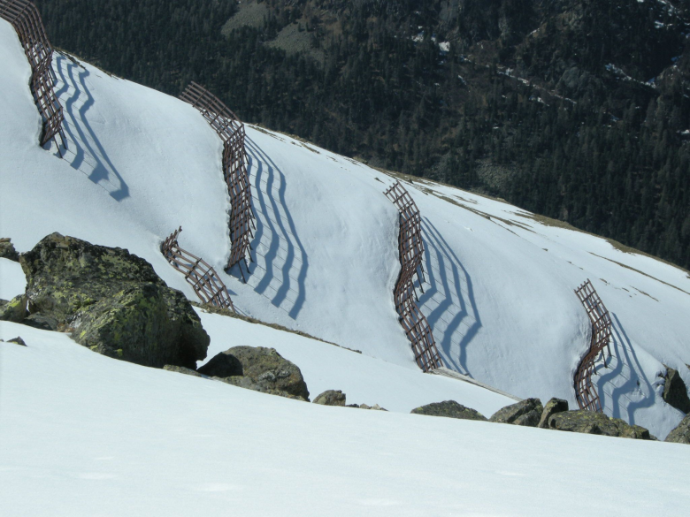 The avalanche barriers stabilise the snowpack. © SLF archive