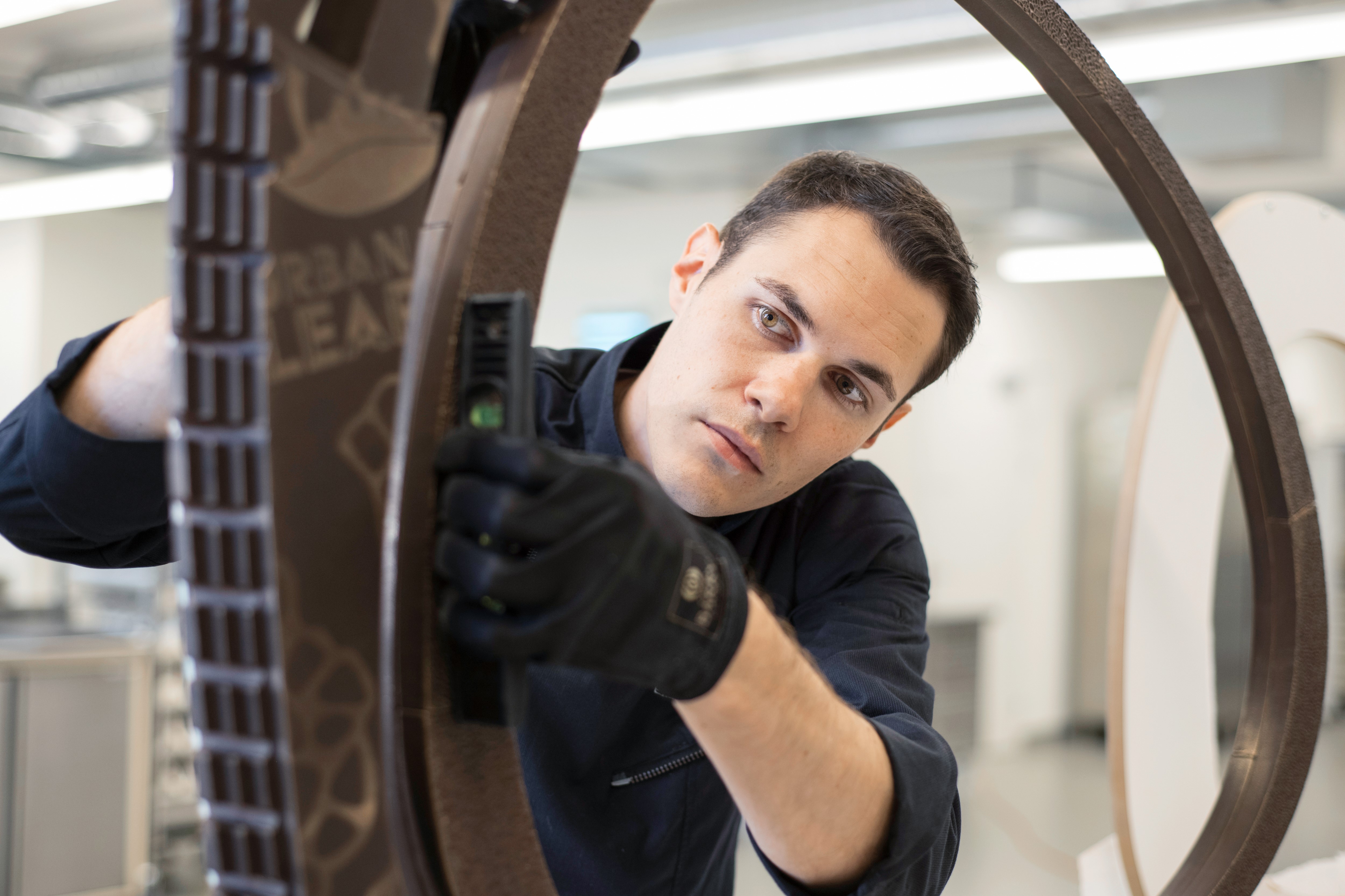 Elias travaille avec précision et un grand savoir-faire artisanal sur la grande pièce d’exposition.