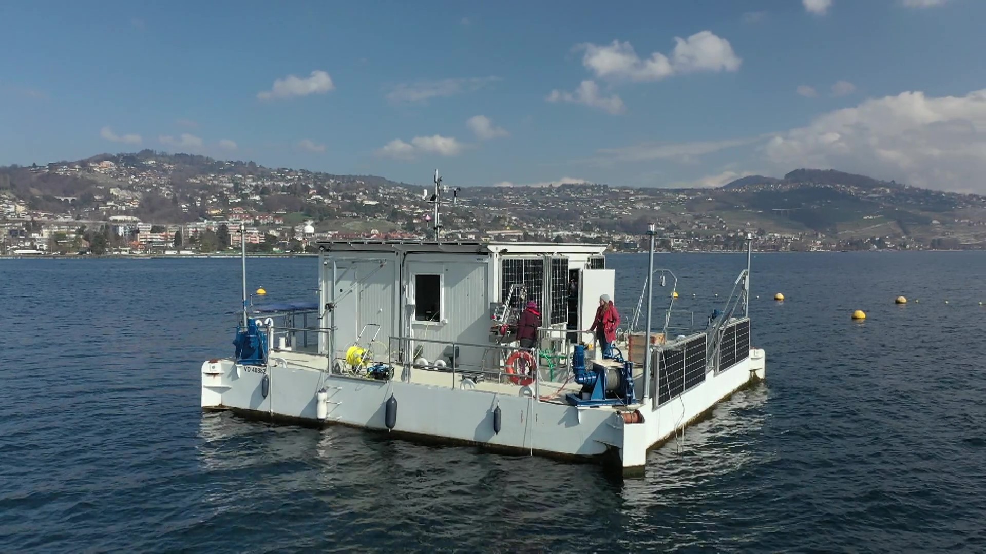 Die schwimmende Forschungsplattform LéXPLORE auf dem Genfersee ©️ EPFL, Natacha Tofield-Pasche