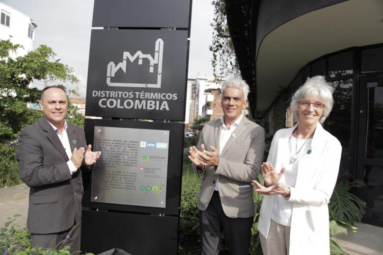 Ricardo Lozano (izquierda), exministro de Ambiente y Desarrollo Sostenible de Colombia junto a Amalia Urrea Siegrist, cónsul honoraria en Medellín (derecha), inauguran la segunda etapa del proyecto de Distritos Térmicos.