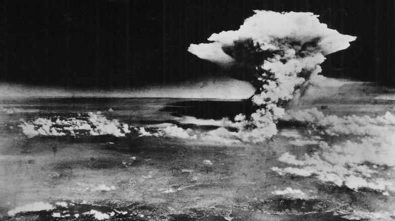 6 agosto 1945: su Hiroshima viene sganciata una bomba nucleare, un’arma con un potenziale di distruzione mai visto prima