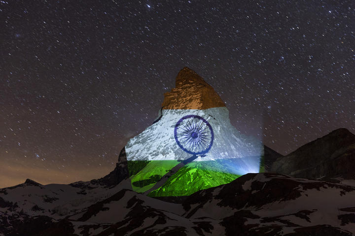 Beleuchtung des Matterhorns mit der indischen Flagge am 18. April 2020. © Light Art by Gerry Hofstetter / Photo Frank Schwarzbach