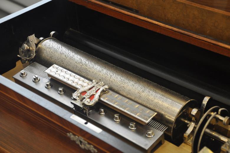 Dettaglio del meccanismo di una scatola musicale a cilindro al Museo CIMA © T. Tissot