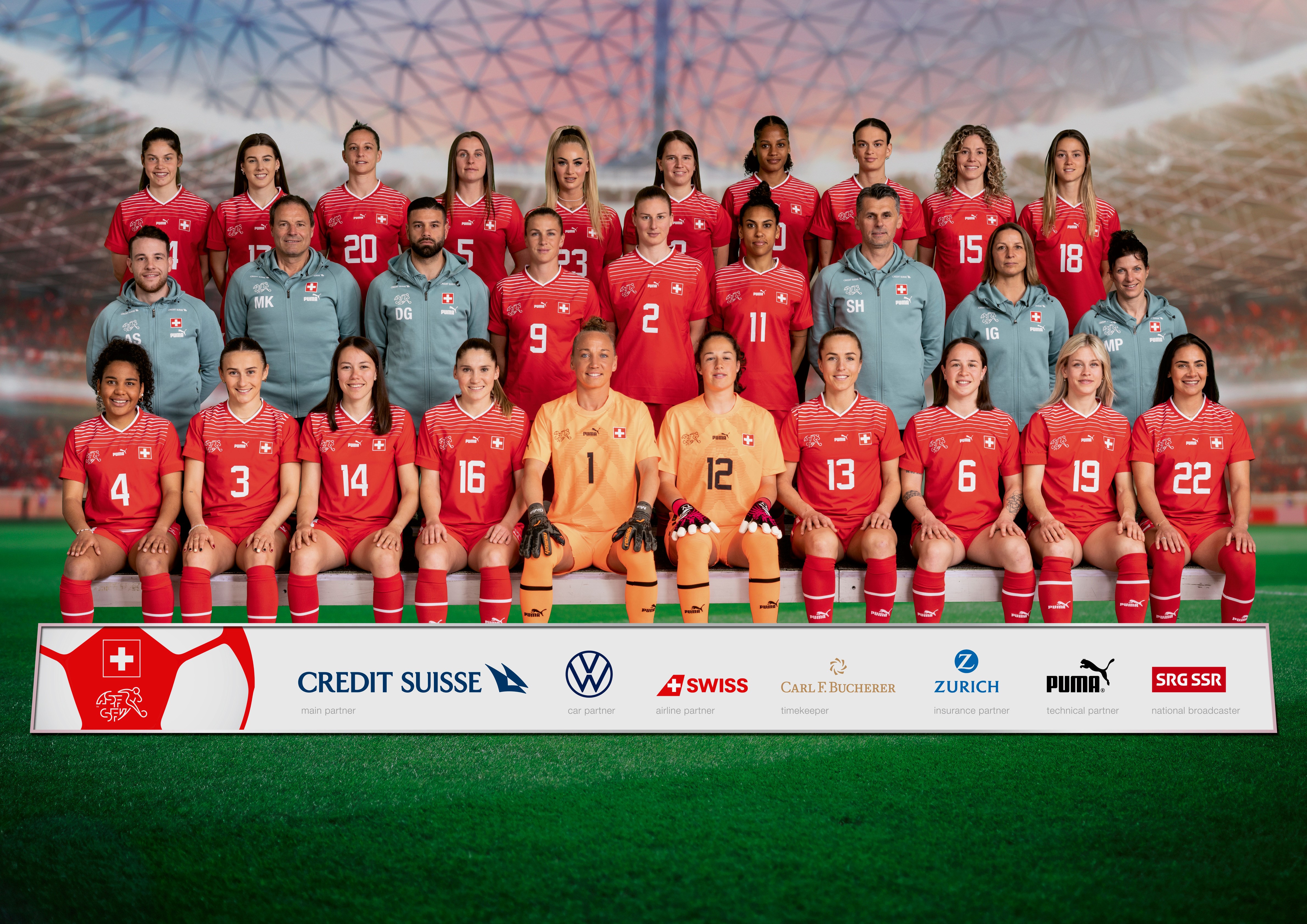 Photo de l'équipe nationale suisse de football féminin, prise le 4 avril 2023 à Pfaeffikon SZ. Rangée supérieure de gauche à droite : Kattalin Stahl, Seraina Piubel, Fabienne Humm, Noelle Maritz, Alisha Lehmann, Naomi Megroz, Aurelie Csillag, Riola Xhemaili, Luana Buehler, Viola Calligaris. Rangée du milieu, de gauche à droite : Andre Santos, analyste de jeu, Michel Kohler, entraîneur d'athlétisme, David Gonzales, entraîneur des gardiennes de but, Ana-Maria Crnogorcevic, Julia Stierli, Coumba Sow, Selver Hodzic, entraîneur adjoint de l'ASF, Inka Grings, entraîneuse de sélection de l'ASF, Melanie Pauli, entraîneuse d'athlétisme. Rangée inférieure de gauche à droite : Ella Touon, Lara Marti, Marion Rey, Sandrine Mauron, Gaelle Thalmann, Livia Peng, Lia Waelti, Geraldine Reuteler, Nadine Riesen, Meriame Terchoun.