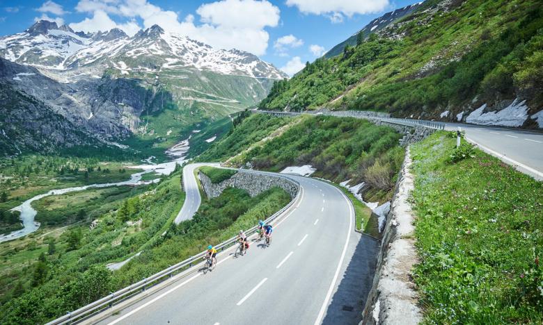 Participants de l’Alpenbrevet en route pour le col de la Furka