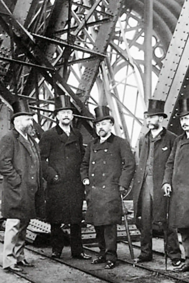 Les constructeurs Maurice Koechlin, Stephen Sauvestre, Gustave Eiffel, Emile Nouguier et le fondé de pouvoir Adolphe Salles. © DR