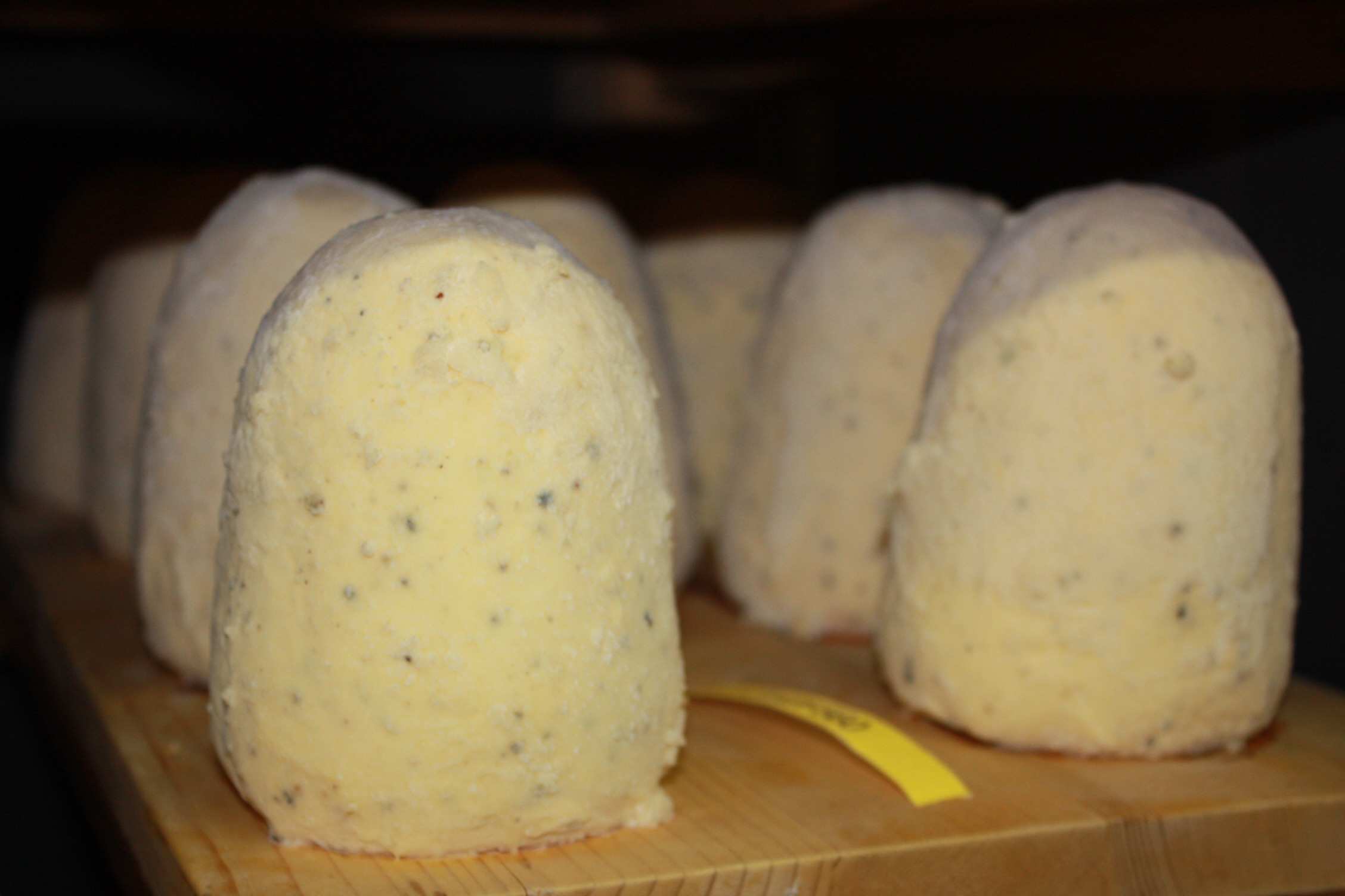 I formaggi sono conservati nella cantina da 30 a 60 giorni. 