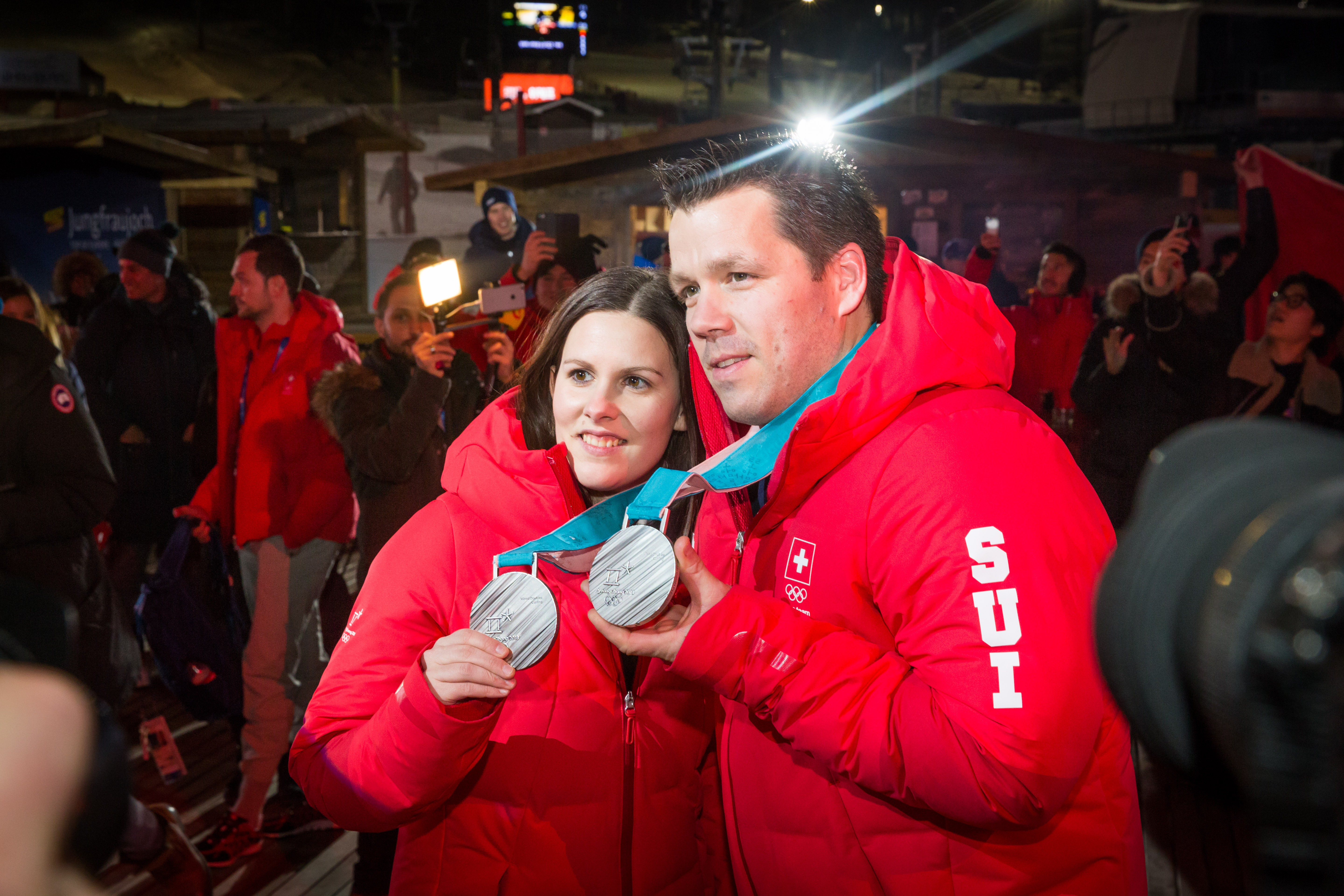 Jenny Perret et Martin Rios (curling mixte) et leur médaille d’argent à Pyeongchang