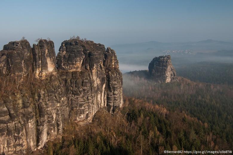 Vue de la chaîne de Schrammstein avec Falkenstein dans les montagnes de grès de l'Elbe ©Bernard82 https://goo.gl/images/o3b8TW