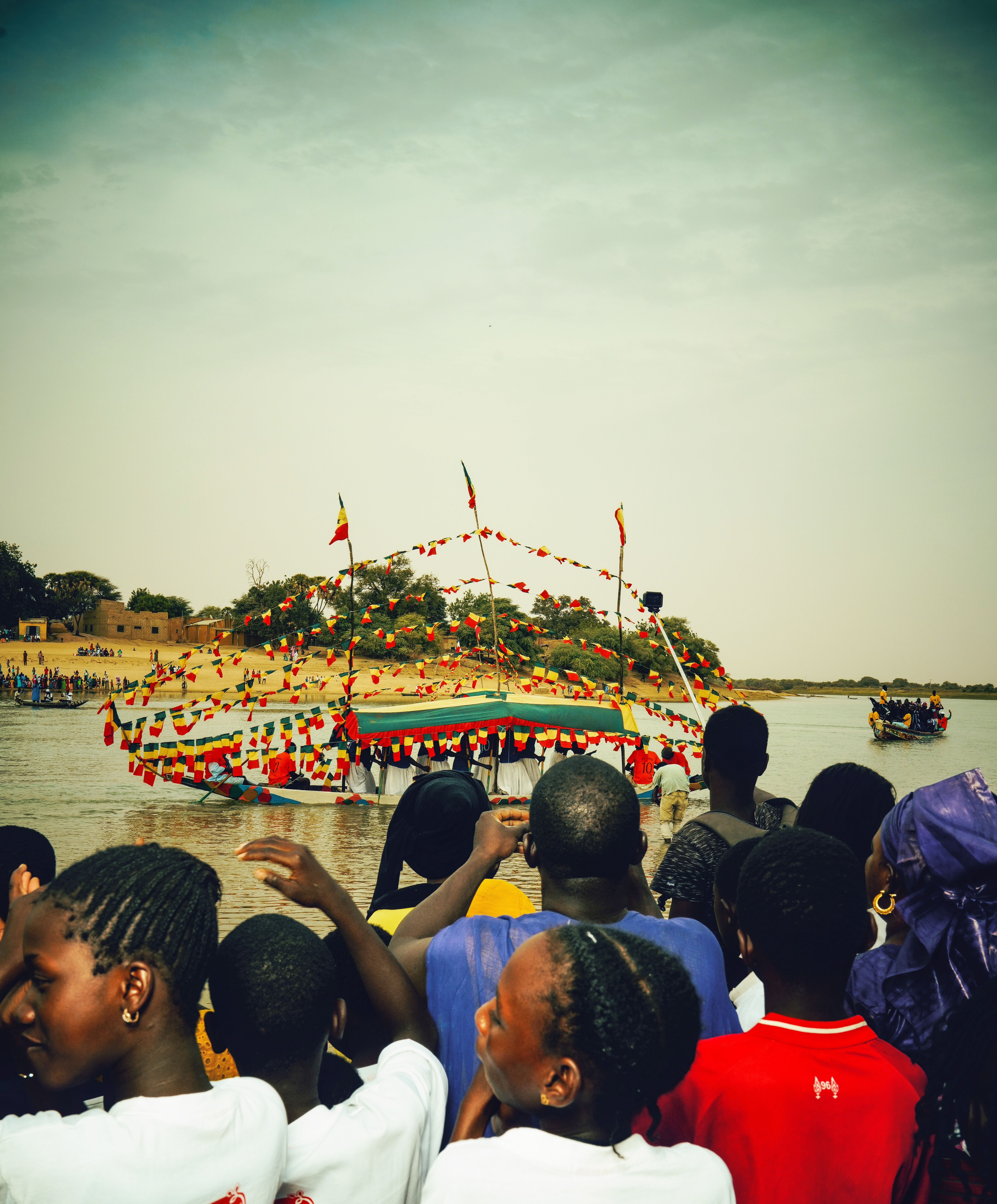 Eröffnungszeremonie des Festival à Sahel Ouvert am Ufer des Senegalflusses im Rahmen der Initiative Voix du Fleuve, Voie de Paix 2020 © Ken Wong Youk Hong / Geneva Water Hub © Ken Wong Youk Hong / Geneva Water Hub