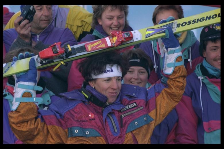 Winter Olympics Lillehammer 1994, Alpine skiing, slalom Women - Vreni SCHNEIDER (SUI) 1st, with her supporters on arrival. © 1994 / Comité International Olympique (CIO)