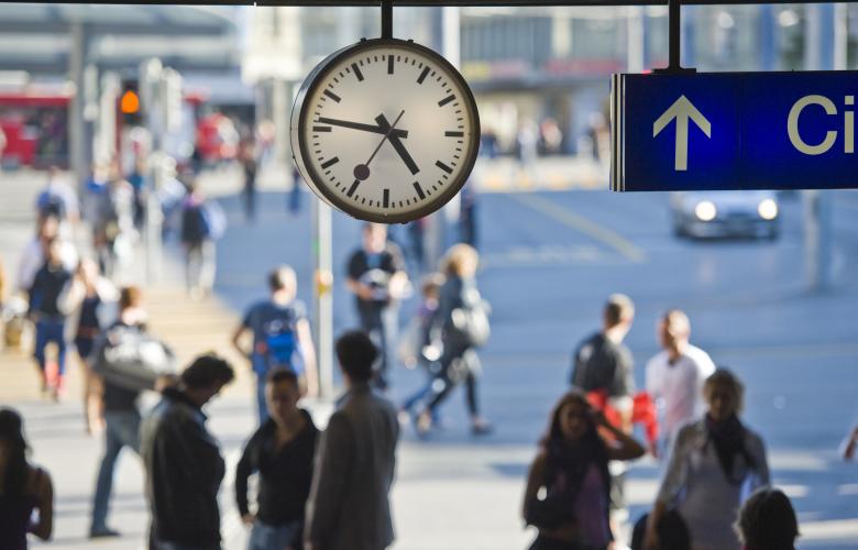 Se pueden encontrar los relojes Mondaine en las 800 estaciones de tren de Suiza (fotografía en Berna) © SBB