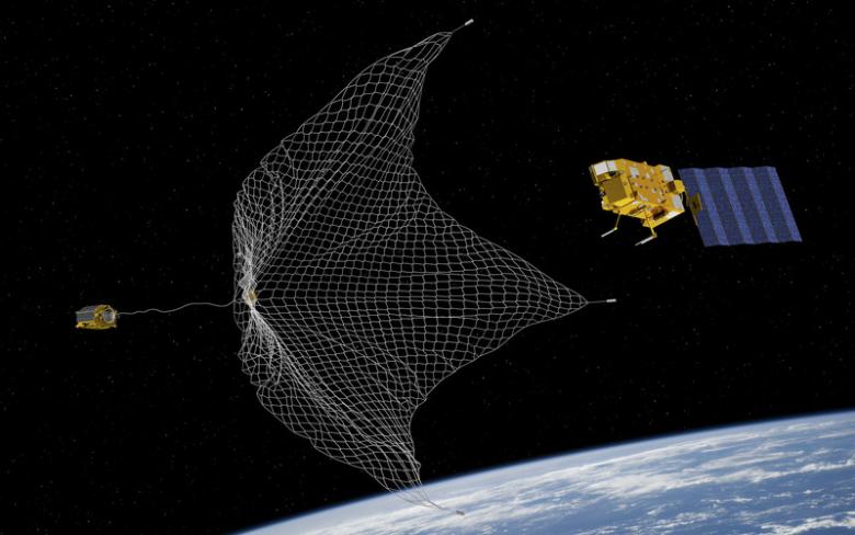 The European Space Agency is at the forefront of this clean-up. Since May 2018, the agency has been testing various solutions as part of its ‘RemoveDEBRIS’ mission, the most promising of which is Swiss. (ESA)