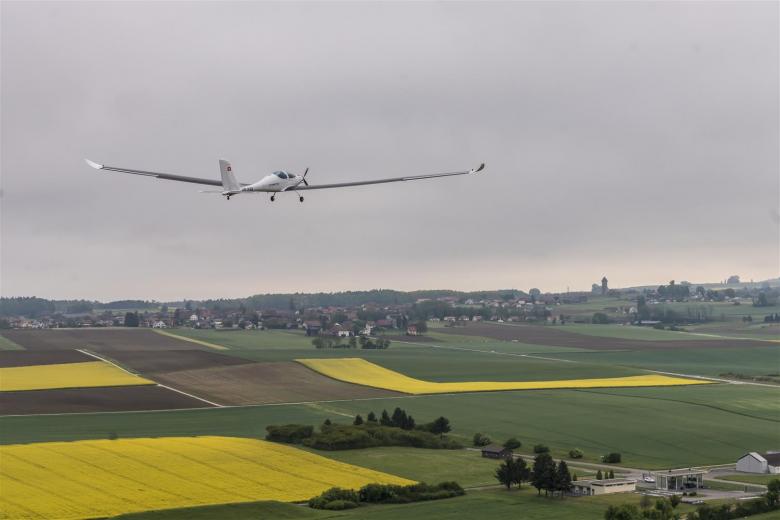 Solar aircraft fitted with photovoltaic cells designed by CSEM