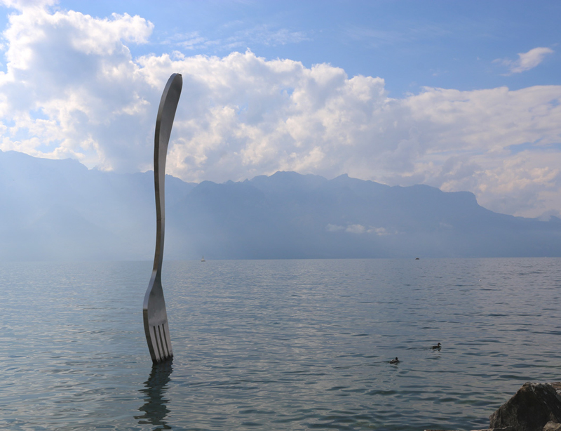 El famoso tenedor clavado en el Lago Lemán 
