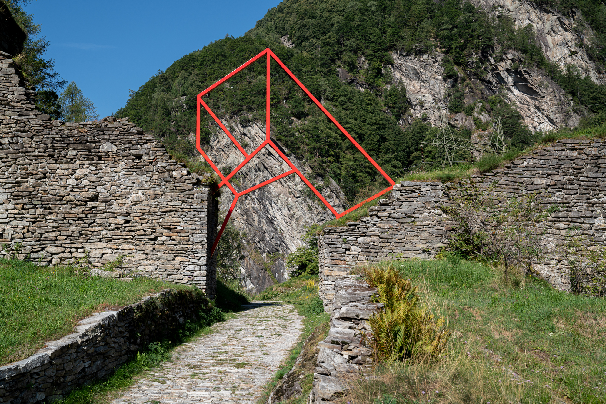 © Biennale Bregaglia 2020 – Alex Dorici, Arco geometrico, 2020; Fotografie © Yanik Bürkli, CLUS AG