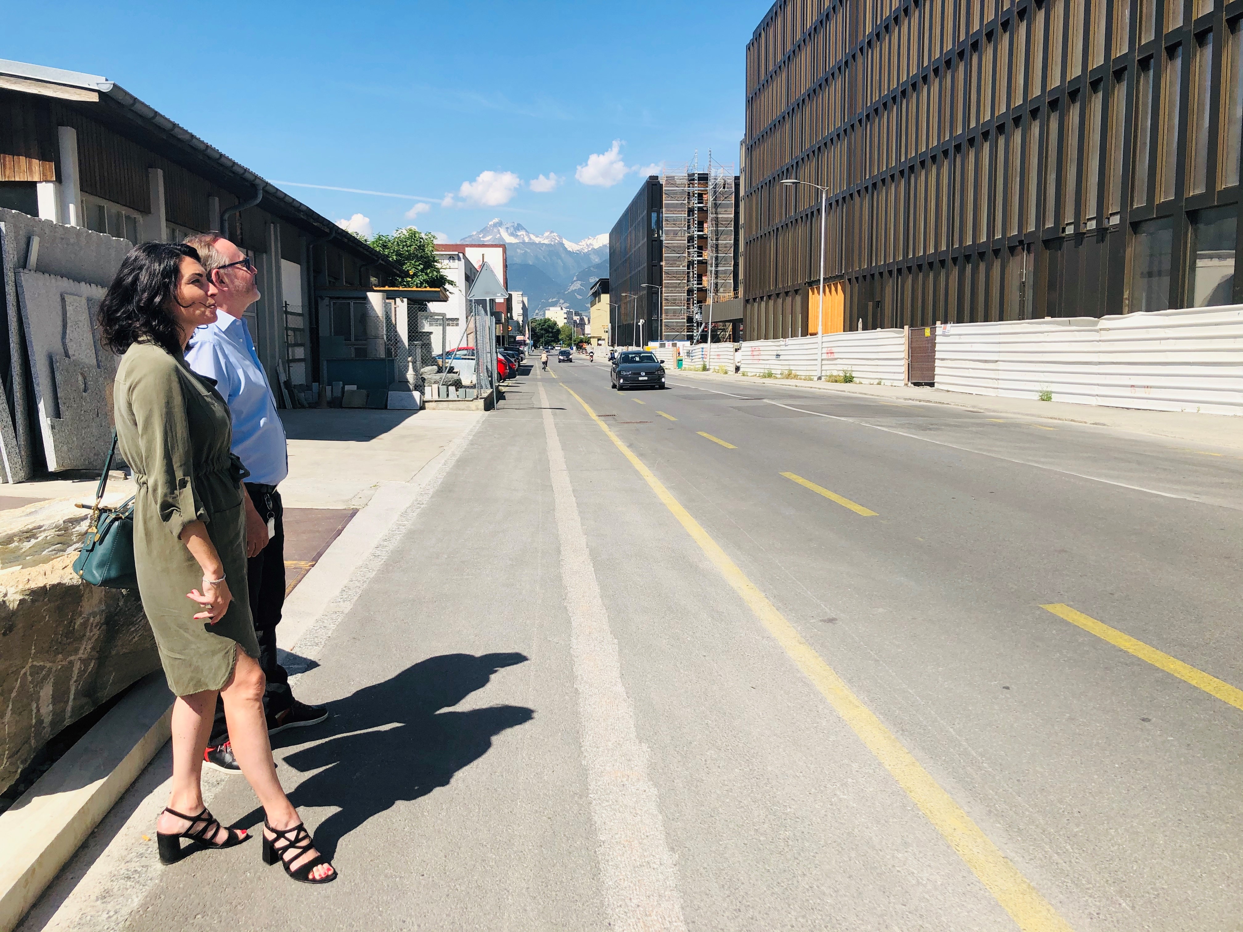 Sophia Dini e Marc-André Berclaz davanti al campus di Energypolis.  Sophia Dini, delegata all’economia e all’innovazione del Cantone del Vallese, e Marc-André Berclaz, direttore operativo del PFL Valais Wallis, sono i due responsabili del campus Energypolis.